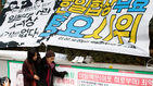 섬네일이미지  1:2일 오후 서울 종로구 옛 일본대사관 앞에서 열린 한일협상무효 토요시위에서 김복동 할머니가 발언을 하기 위해 평화의 소녀상 쪽으로 향하고 있다.