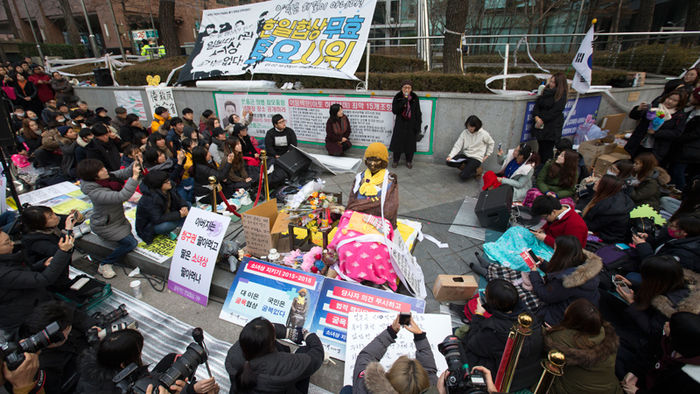 메인이미지  3 :  2일 오후 서울 종로구 옛 일본대사관 앞에서 열린 한일협상무효 토요시위에서 김복동 할머니가 발언을 하고 있다.