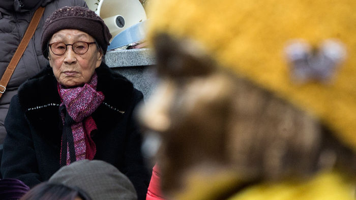 메인이미지  6 : 2일 오후 서울 종로구 옛 일본대사관 앞에서 열린 한일협상무효 토요시위에서 김복동 할머니가 평화의 소녀상을 바라보고 있다.
