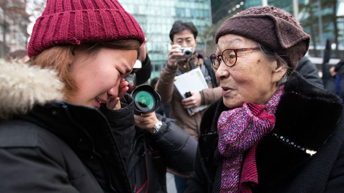 메인이미지  5 : 2일 오후 서울 종로구 옛 일본대사관 앞에서 열린 한일협상무효 토요시위에서 김복동 할머니가 지난 31일 일본대사관 기습시위 과정에서 경찰에 연행된 한 대학생을 위로하고 있다.