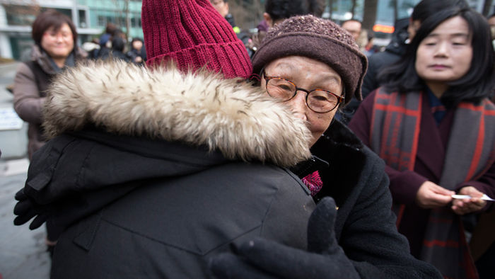 메인이미지  4 : 2일 오후 서울 종로구 옛 일본대사관 앞에서 열린 한일협상무효 토요시위에서 김복동 할머니가 지난 31일 일본대사관 기습시위 과정에서 경찰에 연행된 한 대학생을 위로하고 있다.