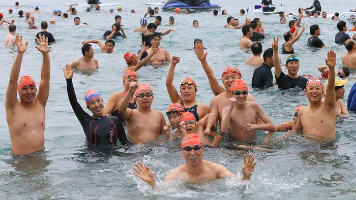 메인이미지  5 : 2일 제주 서귀포시 중문색달해변에서 열린 제16회 서귀포 겨울바다 펭귄수영대회 참가자들이 물속에서 손을 흔들어 보이고 있다.