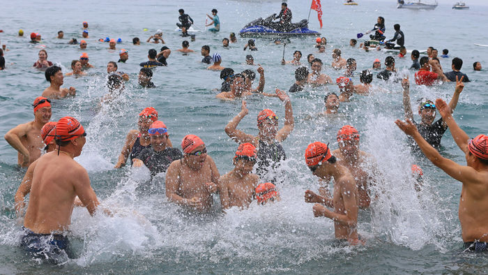 메인이미지  3 : 2일 제주 서귀포시 중문색달 해변에서 열린 제16회 서귀포 겨울바다 펭귄수영대회에 참가한 수영동호인들이 물장구를 치며 추위를 떨쳐 내고 있다.