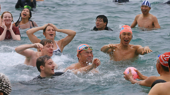메인이미지  4 : 2일 제주 서귀포시 중문색달 해변에서 열린 제16회 서귀포 겨울바다 펭귄수영대회에 참가한 수영동호인들이 공 놀이를 하고 있다.