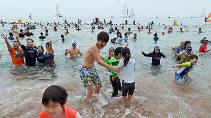 메인이미지  6 : 2일 제주 서귀포시 중문색달 해변에서 열린 제16회 서귀포 겨울바다 펭귄수영대회 참가한 국내외 관광객과 도민이 물속에 뛰어들어 신나게 즐기고 있다. 