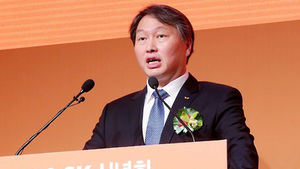 '스캔들 고백' 7일 만에 모습 드러낸 최태원 회장
