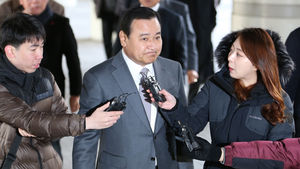 검찰, '成 리스트' 이완구 前 총리에 징역 1년 구형