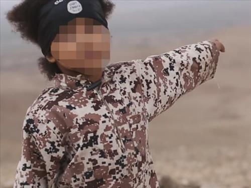 IS 동영상 속 등장하는 아이. 영국 일간 인디펜던트 인터넷판 캡쳐화면.