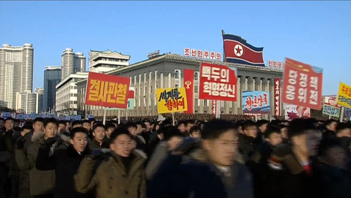 메인이미지  2 : 김정은 북한 국방위원회 제1위원장이 올해 신년사에서 제시한 과업을 철저하게 관철할 것을 촉구하는 대규모 군중 대회가 5일 평양 김일성광장에서 열렸다고 조선중앙TV가 보도했다.