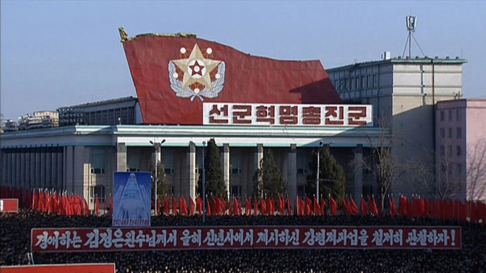 메인이미지  1 : 김정은 북한 국방위원회 제1위원장이 올해 신년사에서 제시한 과업을 철저하게 관철할 것을 촉구하는 대규모 군중 대회가 5일 평양 김일성광장에서 열렸다고 조선중앙TV가 보도했다.