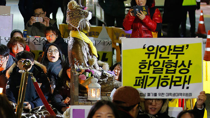 메인이미지  3 : 한일 위안부 협상폐기 대책위원회 소속 대학생들과 시민들이 5일 오후 서울 중학동 일본대사관 앞 평화의 소녀상 앞에서 촛불 시위를 하고 있다. 