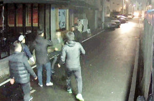 "왜 웃어" 창원 조폭 울산서 시민 집단폭행&hellip;5명 구속
