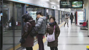 갑자기 멈춘 지하철&hellip;시민들, 선로 걸어서 탈출