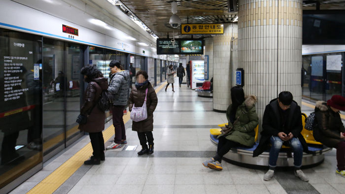 메인이미지  4 : 6일 오후 7시25분께 서울 지하철 4호선 당고개행 열차가 한성대입구역과 성신여대입구역 사이 터널에서 고장으로 멈춰 서 승객들이 긴급 대피했다. 이날 서울 한성대입구역에서 시민들이 열차 운행 재개를 기다리고 있다. (서울=연합)