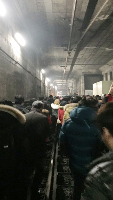 메인이미지  2 : 6일 오후 7시25분께 서울 지하철 4호선 당고개행 열차가 한성대입구역과 성신여대입구역 사이 터널에서 고장으로 멈춰 서 승객들이 긴급 대피했다. 사진은 이날 열차 고장으로 대피하는 시민들의 모습. (트위터 캡쳐)
