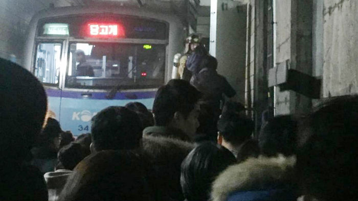 메인이미지  1 : 6일 오후 7시25분께 서울 지하철 4호선 당고개행 열차가 한성대입구역과 성신여대입구역 사이 터널에서 고장으로 멈춰 서 승객들이 긴급 대피했다. 사진은 이날 열차 고장으로 대피하는 시민들의 모습. (트위터 캡쳐)