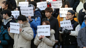 [슬라이드 포토] 강원대 학생들 '총장 간선제 반대' 집회