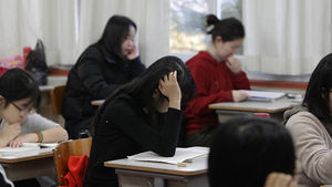 "이성교제 하지마, 겨울 사복외투 입지마"&hellip;시대에 뒤진 학칙들