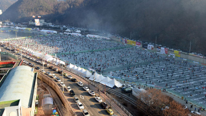 메인이미지  3 : 대표 겨울축제인 '2016 화천산천어축제'가 9일 오전 강원 화천군 화천읍 화천천에서 개막한 가운데 축제장에 많은 관광객으로 붐비고 있다.