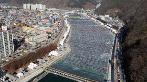 [슬라이드 포토] '반갑다 겨울 축제' 산천어 축제 인산인해