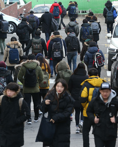 메인이미지  4 : 9일 오후 신림동 삼성고등학교에서 치러진 내년도 행정고시(5급 공채) 및 외교관후보자 선발시험 대비, 첫 PSAT 전국모의고사를 마친 응시생들이 고사장을 나오고 있다. 