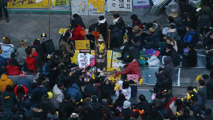 메인이미지  5 : 9일 오후 서울 종로구 옛 일본대사관 앞에서 대학생과 시민들이 일본군 '위안부' 문제 토요시위를 하고 있다. 