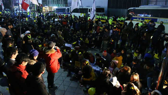 메인이미지  4 : 9일 오후 서울 종로구 옛 일본대사관 앞에서 대학생과 시민들이 일본군 '위안부' 문제 토요시위를 하고 있다. 