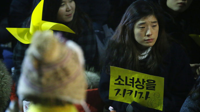메인이미지  3 : 9일 오후 서울 종로구 옛 일본대사관 앞에서 대학생과 시민들이 일본군 '위안부' 문제 토요시위를 하고 있다. 