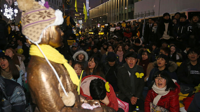 메인이미지  2 : 9일 오후 서울 종로구 옛 일본대사관 앞에서 대학생과 시민들이 일본군 '위안부' 문제 토요시위를 하고 있다. 