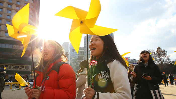 메인이미지  8 : 9일 오후 서울광장에서 열린 일본군 '위안부' 문제 한일합의 무효선언 국민대회에서 참가자들이 서울광장에서 옛 일본대사관을 향해 거리행진을 하고 있다. 
