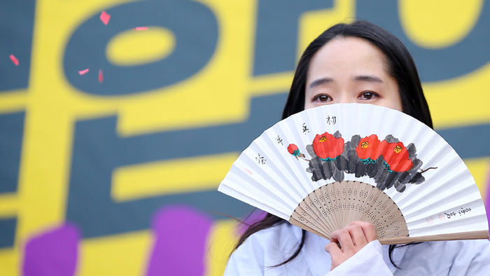 메인이미지  5 : 9일 오후 서울광장에서 열린 일본군 '위안부' 문제 한일합의 무효선언 국민대회에서 참가자들이 서울광장에서 옛 일본대사관을 향해 거리행진을 하고 있다. 