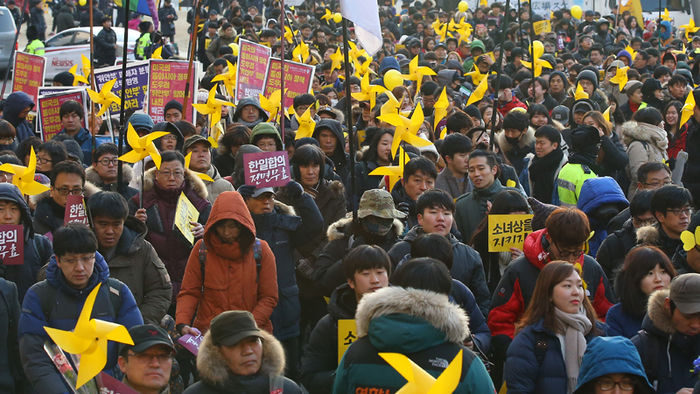 메인이미지  2 : 9일 오후 서울광장에서 열린 일본군 '위안부' 문제 한일합의 무효선언 국민대회에서 참가자들이 서울광장에서 옛 일본대사관을 향해 거리행진을 하고 있다. 