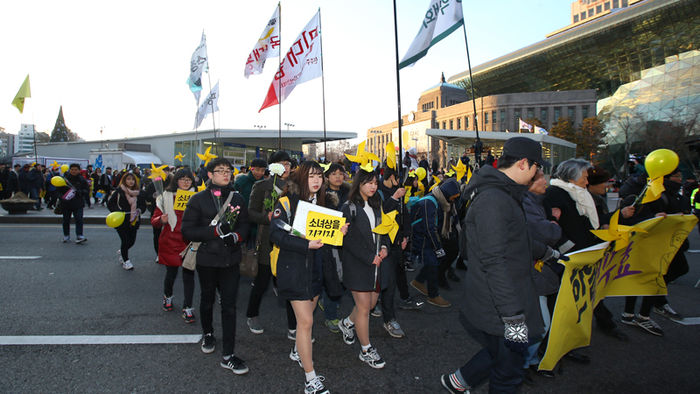 메인이미지  1 : 9일 오후 서울광장에서 열린 일본군 '위안부' 문제 한일합의 무효선언 국민대회에서 참가자들이 서울광장에서 옛 일본대사관을 향해 거리행진을 하고 있다. 