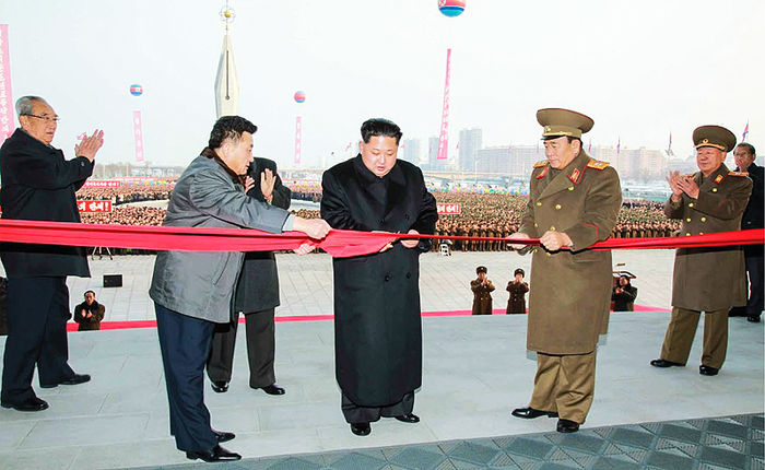 메인이미지  5 : 북한 김정은 노동당 제1비서가 새해 첫날인 1일 첫 공식활동으로 과학기술전당 준공식에 참석했다고 노동신문이 2일 전했다.

   이날 준공식에는 황병서 인민군 총정치국장과 박봉주 내각 총리, 김기남ㆍ최태복ㆍ오수용 당비서, 로두철 내각 부총리 등이 수행했다.