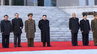 섬네일이미지  4:북한 김정은 노동당 제1비서가 새해 첫날인 1일 첫 공식활동으로 과학기술전당 준공식에 참석했다고 조선중앙TV가 2일 보도했다.
이날 준공식에는 황병서 인민군 총정치국장과 박봉주 내각 총리, 김기남ㆍ최태복ㆍ오수용 당비서, 로두철 내각 부총리 등이 참석했다.