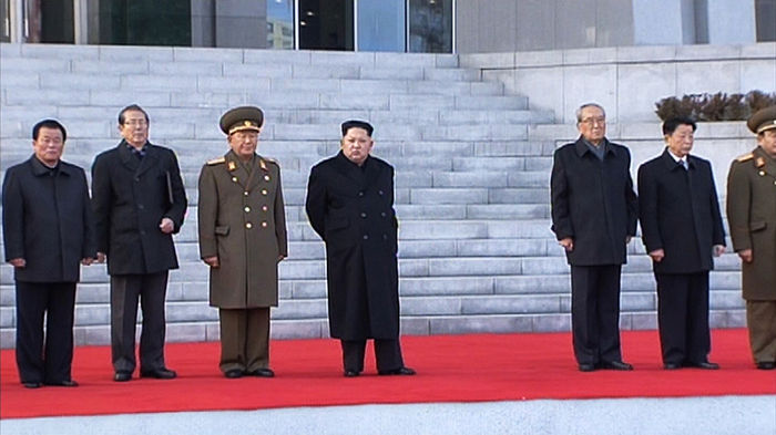 메인이미지  4 : 북한 김정은 노동당 제1비서가 새해 첫날인 1일 첫 공식활동으로 과학기술전당 준공식에 참석했다고 조선중앙TV가 2일 보도했다.
이날 준공식에는 황병서 인민군 총정치국장과 박봉주 내각 총리, 김기남ㆍ최태복ㆍ오수용 당비서, 로두철 내각 부총리 등이 참석했다.