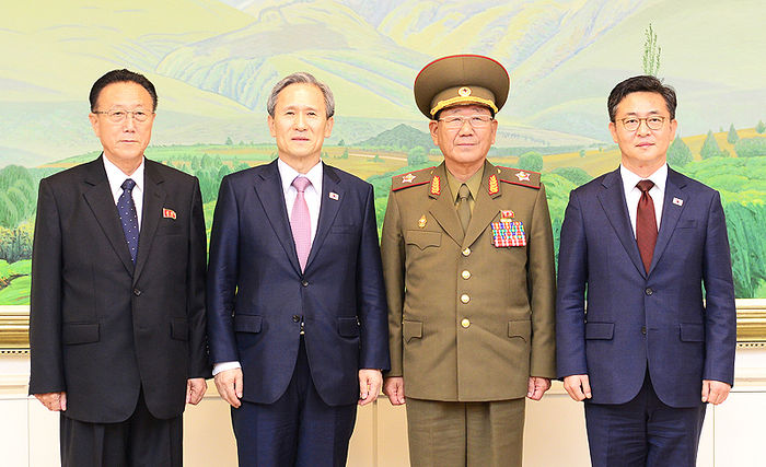 메인이미지  2 : 북한의 4차 핵실험으로 남북 관계가 결국 얼어 붙었다. 정부는 8일 정오를 기해 대북 확성기 방송을 전면 재개하기로 결정했다. 정부는 이날 청와대에서 김관진 국가안보실장 주재로 국가안전보장회의(NSC) 상임위원회를 개최한 뒤 이같이 결정했다고 조태용 국가안보실 1차장이 전했다. 사진은 목함지뢰 사태로 촉발된 남북간의 극한대치를 마감하게 된 8.25 합의 직후 기념촬영을 한 남북 고위급 접촉 대표단. (왼쪽부터) 김양건 북측 김양건 당 비서, 남측 김관진 국가안보실장, 북측 황병서 군 총정치국장, 남측 홍용표 통일부 장관.