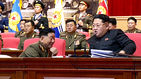 섬네일이미지  1:'북한의 2인자' 황병서 군 총정치국장이 김정은 노동당 제1비서 앞에서 공손하게 무릎을 꿇고 대화하는 모습이 9일 북한 방송을 통해 공개됐다. 