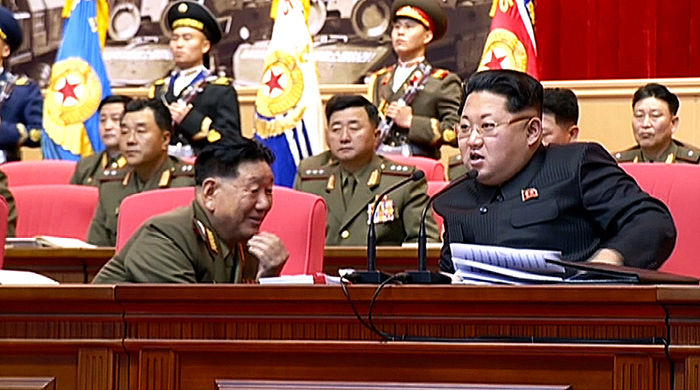 메인이미지  1 : '북한의 2인자' 황병서 군 총정치국장이 김정은 노동당 제1비서 앞에서 공손하게 무릎을 꿇고 대화하는 모습이 9일 북한 방송을 통해 공개됐다. 