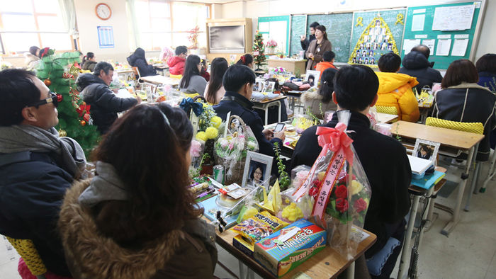 메인이미지  6 : 10일 오후 경기도 안산시 단원고등학교에서 열린 '겨울방학식-기억과 약속의 길'에 참석한 시민들이 희생 학생들을 대신해 명예 3학년 교실 자리에 앉아 있다. '세월호 304 잊지 않을게'와 '리멤버0416'이 시민들과 함께한 이번 행사는 졸업식이 아닌 방학식을 함으로써 미수습자를 계속 기다리겠다는 의미를 담아 진행됐다.