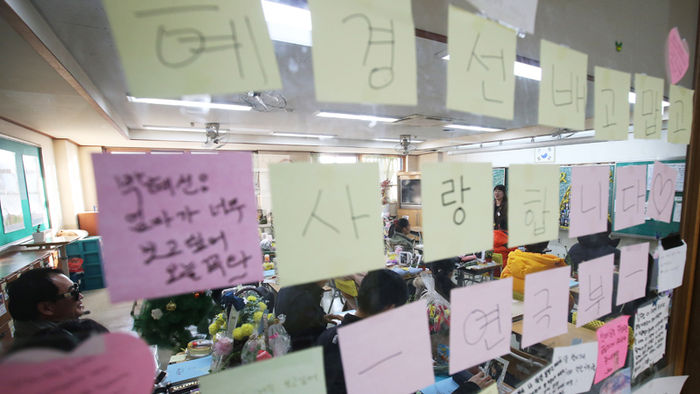 메인이미지  7 : 10일 오후 경기도 안산시 단원고등학교에서 열린 '겨울방학식-기억과 약속의 길'에 참석한 시민들이 희생 학생들을 대신히 명예 3학년 교실 자리에 앉아 출석을 부르고 있다. '세월호 304 잊지 않을게'와 '리멤버0416'이 시민들과 함께한 이번 행사는 졸업식이 아닌 방학식을 함으로써 미수습자를 계속 기다리겠다는 의미를 담아 진행됐다.