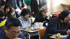섬네일이미지  3:10일 오후 경기도 안산시 단원고등학교에서 열린 '겨울방학식-기억과 약속의 길'에 참석한 시민들이 희생 학생들을 대신해 명예 3학년 교실 자리에 앉아 눈물을 흘리고 있다. '세월호 304 잊지 않을게'와 '리멤버0416'이 시민들과 함께한 이번 행사는 졸업식이 아닌 방학식을 함으로써 미수습자를 계속 기다리겠다는 의미를 담아 진행됐다.