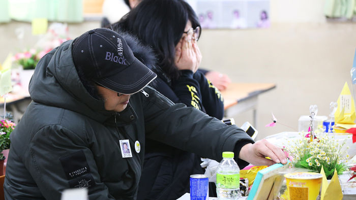 메인이미지  1 : 10일 오후 경기도 안산시 단원고등학교에서 열린 '겨울방학식-기억과 약속의 길'에 참석한 시민들이 희생 학생들을 대신해 명예 3학년 교실 자리에 앉아 있다. '세월호 304 잊지 않을게'와 '리멤버0416'이 시민들과 함께한 이번 행사는 졸업식이 아닌 방학식을 함으로써 미수습자를 계속 기다리겠다는 의미를 담아 진행됐다.