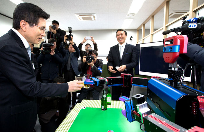 메인이미지  3 : 황교안 국무총리가 11일 오후 출연연구기관의 중소기업 지원현장을 둘러보기 위해 대전 유성구 융합기술연구생산센터를 방문, 로봇 제조업체인 마젠타로보틱스에서 도장 로봇과 건배하고 있다.