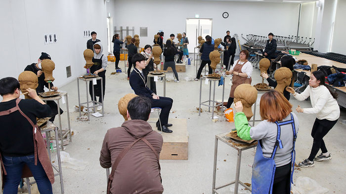메인이미지  2 : 11일 부산 사하구 동아대학교 하단캠퍼스에서 열린 '2016학년도 정시모집 미술실기고사 기초디자인 부문'에서 참가한 수험생들이 그동안 갈고닦은 실력은 내보이고 있다. 