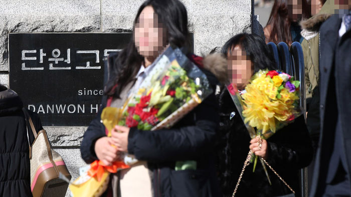 메인이미지  7 :  세월호 참사 생존학생 등 86명의 졸업식이 열린 12일 오전 경기도 안산시 단원고등학교에서 졸업식을 마친 학생과 학부모들이 학교를 나오고 있다. 