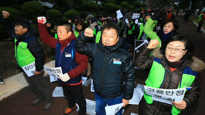 메인이미지  2 : 13일 오후 제주도교육청 앞에서 열린 '제주 영어회화전문강사 집단해고 철회! 고용안정쟁취! 공공운수노조 결의대회'에서 참가자들이 구호를 외치고 있다. 