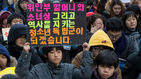 섬네일이미지  4: 13일 오후 서울 종로구 옛 일본대사관 앞에서 열린 제1213차 정기수요집회에서 한 참가자가 '위안부 할머니와 소녀상 그리고 역사를 지키는 청소년 독립군이 되겠다'는 결의가 담긴 손팻말을 들고 있다.