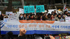 섬네일이미지  3:한국여성단체연합, 참교육을위한전국학부모회, 함께하는 주부모임 등 여성단체 회원들이 13일 오후 서울 중학동 주한일본대사관 앞 소녀상 옆에서 한일 일본군 위안부 합의를 규탄하는 기자회견을 하고 있다.