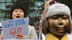섬네일이미지  2:한국여성단체연합, 참교육을위한전국학부모회, 함께하는 주부모임 등 여성단체 회원들이 13일 오후 서울 중학동 주한일본대사관 앞 소녀상 옆에서 한일 일본군 위안부 합의를 규탄하는 기자회견을 하고 있다. 